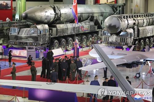 김정은 북한 국무위원장이 북한을 방문한 러시아 군사대표단과 함께 무기 전시회를 참관했다. 오른쪽 비행체는 '북한판 리퍼'. [평양 조선중앙통신=연합뉴스]